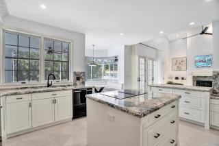 6BR Elegant Hollywood Lakes Mansion with Pool & Spa - 6