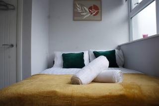 Melbourne House Apartment Near Train Station! - 8