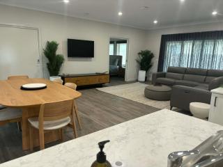 Welshpool - Port Welshpool Retreat - Family Group Friendly - Sleeps up to 6 - Boaters Retreat - All Accessible - 6