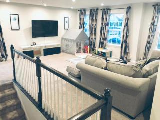 Luxurious 4BR house with 2 KING beds, 86 inch TV, free parking - 9