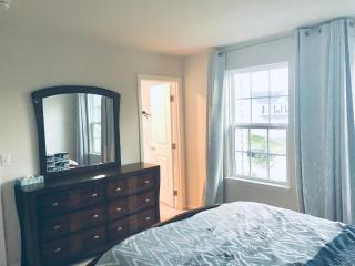 Luxurious 4BR house with 2 KING beds, 86 inch TV, free parking - 4