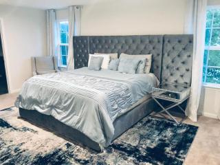 Luxurious 4BR house with 2 KING beds, 86 inch TV, free parking - 3