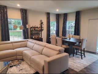 Luxurious 4BR house with 2 KING beds, 86 inch TV, free parking - 1