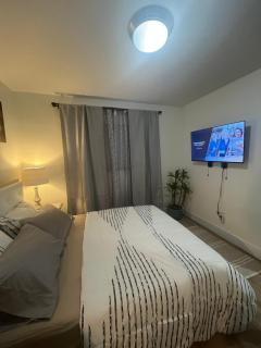 Minimalist Room in Buena Park - 7