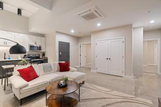 Spacious 2BR CozySuites OTR Downtown #13 - 8