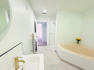 Large warm 4BRM family recharge in Halswell - Netflix, Massage chair - 6