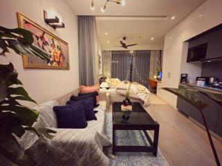 High Rise Luxe Stay - River View - Noida - 8