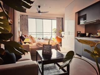 High Rise Luxe Stay - River View - Noida - 3