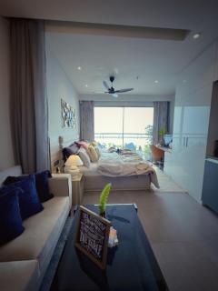 High Rise Luxe Stay - River View - Noida - 4