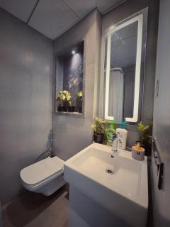 High Rise Luxe Stay - River View - Noida - 3