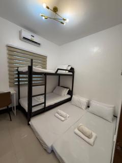 DJS Suites 10Min to SM Mall near Airport, Netflix, Fast Wifi, Hot &Cold Shower - 2