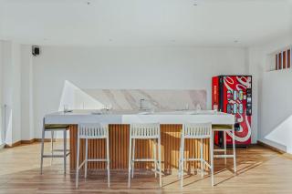 2BR2BA Condo w/ Pool & Gym – Walk to Palm Beach! - 1