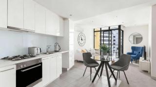 Bright 2BR Retreat With Parking Pool Gym Sauna Jacuzzi - 6