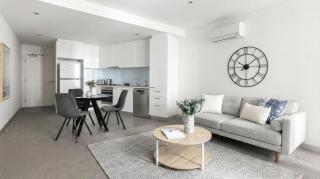 Bright 2BR Retreat With Parking Pool Gym Sauna Jacuzzi - 8