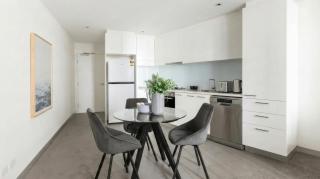 Bright 2BR Retreat With Parking Pool Gym Sauna Jacuzzi - 5