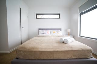 Spacious home with Netflix, Wifi, parking and workspace - 6