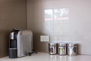 Spacious home with Netflix, Wifi, parking and workspace - 4