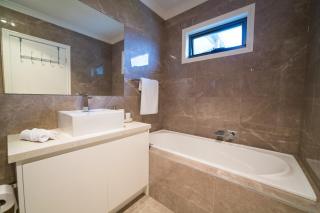 Spacious home with Netflix, Wifi, parking and workspace - 3