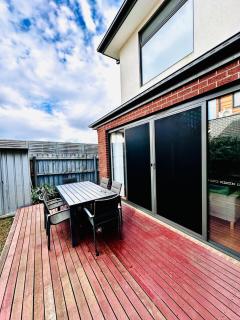 Spacious home with Netflix, Wifi, parking and workspace - 1