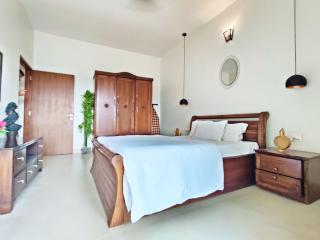 Coastal Luxury 2BHK in Panjim with Sea View & Shared Pool - 5