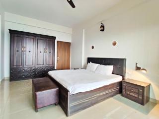 Coastal Luxury 2BHK in Panjim with Sea View & Shared Pool - 1