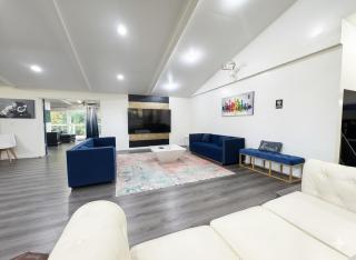 Modern LakeHouse Sleeps 20 Hot Tub/Games/Fire Pit - 1