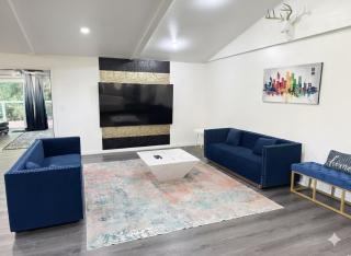 Modern LakeHouse Sleeps 20 Hot Tub/Games/Fire Pit - 9