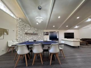 Modern LakeHouse Sleeps 20 Hot Tub/Games/Fire Pit - 2