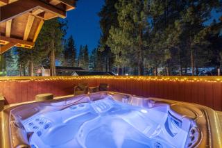 Tahoe Cabin - Hot Tub, Fire Pit, Pool Table, minutes from Heavenly - 9