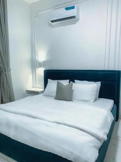 SKYKLASS Luxury home serviced apartment 24hrs Light smart tv smart home and water heater - 0