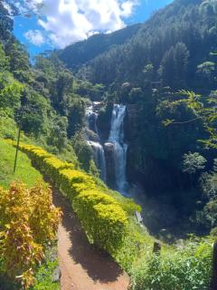 Meera House & Tourist Inn - 0