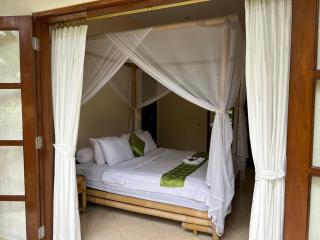 Beachfront Villa Mawar with Private Pool and Sunset View - 9