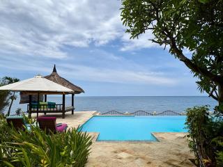 Beachfront Villa Mawar with Private Pool and Sunset View - 9