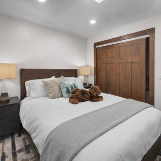 136 Top of Main! Secret Daly Hideaway with Hot Tub! Walk to Main Street! home - 2