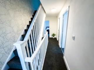 Modern 4 bedroom Home, 5 TV's with Netflix, 10 Beds, Off Road Parking For A Few Vans & Cars, 900MB, Near Coventry City Centre, Contractors, Families, Friends - 9