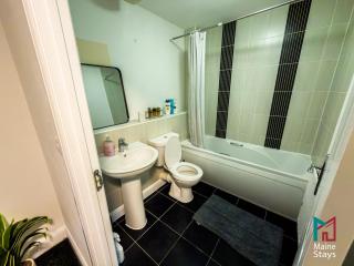 Modern 4 bedroom Home, 5 TV's with Netflix, 10 Beds, Off Road Parking For A Few Vans & Cars, 900MB, Near Coventry City Centre, Contractors, Families, Friends - 6