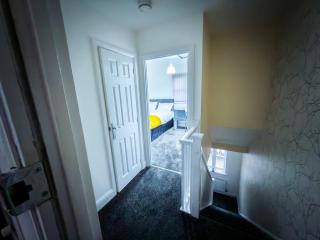 Modern 4 bedroom Home, 5 TV's with Netflix, 10 Beds, Off Road Parking For A Few Vans & Cars, 900MB, Near Coventry City Centre, Contractors, Families, Friends - 5