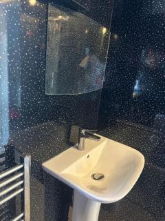 Clayburn Spacious Twin Bed Large Room - 2