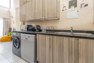 Retro Pop FREE Parking Fast Wifi Pool Large Workspace - Sandton - 5