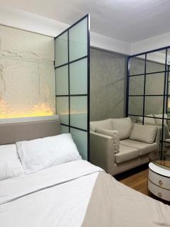 The UrbanNest - 1BR mountain view condo at Marina Spatial - 6