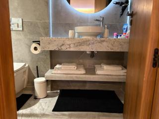 Magnifique loft haut de gamme avec grande terrasse zen et fontaine murale situé en plein centre-ville de Marrakech dans le cœur du quartier Gueliz à proximité des rues commerçantes et animées du Carré Eden et du Plaza Dépôt de garantie obligatoire - 3