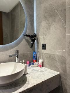 Magnifique loft haut de gamme avec grande terrasse zen et fontaine murale situé en plein centre-ville de Marrakech dans le cœur du quartier Gueliz à proximité des rues commerçantes et animées du Carré Eden et du Plaza Dépôt de garantie obligatoire - Marrakesh - 5