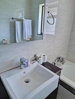 Modern Two Bedroom in Fourways Montecasino Sandton - 3