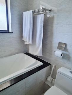 Modern Two Bedroom in Fourways Montecasino Sandton - 4