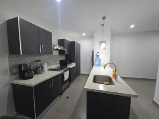 Modern executive apartment with views and parking - 0