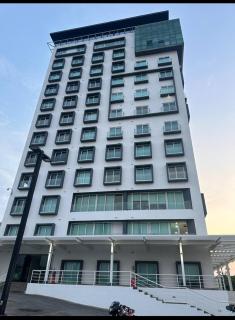 Modern executive apartment with views and parking - 8