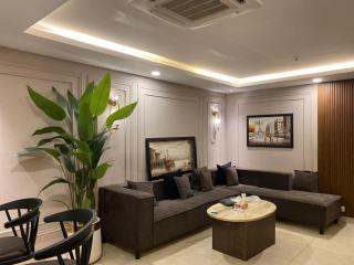 Luxurious 1 Bedroom apartment in Goldcrest Mall - 9