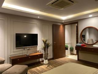 Luxurious 1 Bedroom apartment in Goldcrest Mall - 4