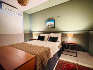 Descubra a Casa Felicidade em Belém! Climatizada, com sala ampla, 2 quartos, mezanino e Wi-Fi veloz. Localização central perto de atrações e gastronomia. Viva a Amazônia com conforto exclusivo. Reserve já sua experiência inesquecível! - 9