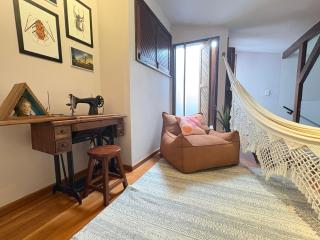 Descubra a Casa Felicidade em Belém! Climatizada, com sala ampla, 2 quartos, mezanino e Wi-Fi veloz. Localização central perto de atrações e gastronomia. Viva a Amazônia com conforto exclusivo. Reserve já sua experiência inesquecível! - 6